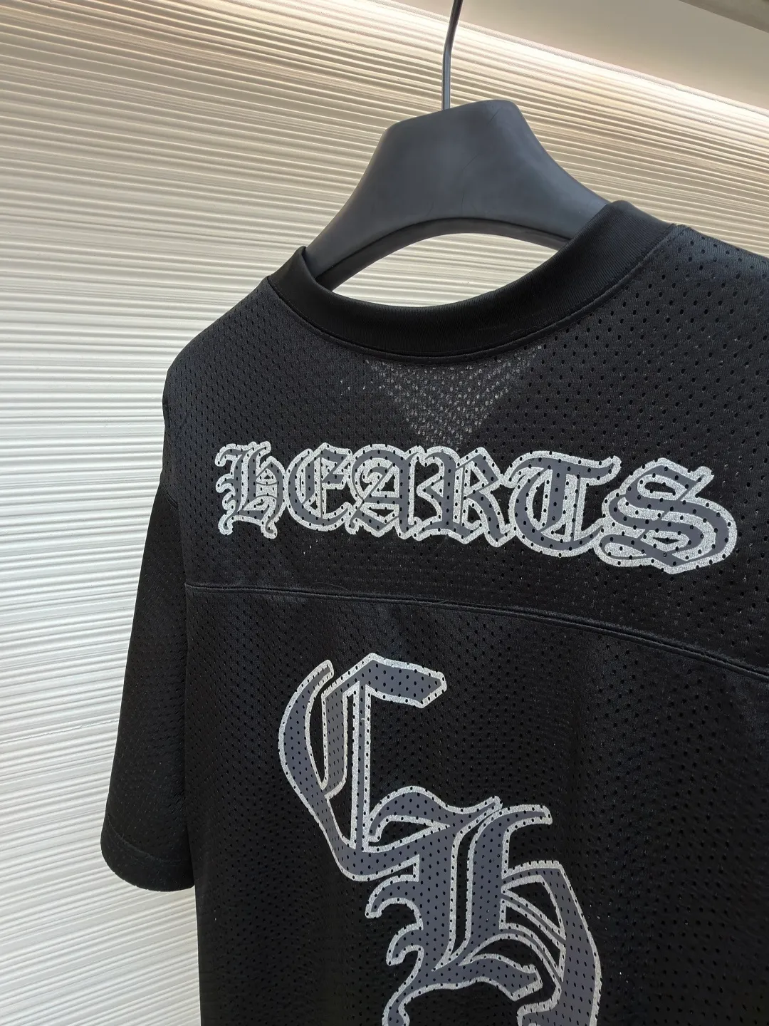 Chrome Hearts Mesh Jersey Short Sleeve ●Item No.: 1682417-A10 ●Material: Mesh Fabric ●Technology: Glue Printing ●Color: Black ●Type: Loose Fit ●Weight: About 305 Grams ●Size: S-M-L-XL ●Description: Customized Obsidian Star Mesh Cloth Cool, breathable and comfortable to the skin Because of its unique mesh structure, it can effectively discharge heat and moisture from the body. Mainly based on obsidian black. Give a deep sense of luxury. Western Gothic body text is embedded in the mesh gaps to control the visual focus. Unique V-neck design. Modify the neck line. Numbers are integrated into the ritual expression of rock and roll beliefs. Interpret faith with rebellion. Dare to be broken. Leading the rebellion, using imported bright golden paste printing. The printing has been modified three times with the film screen. Use glue liquid paint to print the pattern on the fabric. The fabric is baked to fix the printed pattern, and the fabric has been washed. It has better hand feel and texture. It is not easy to deform, not easy to shrink, not easy to fade Maintain long-lasting beauty. The overall wiring is straight and delicate, the fabric is comfortable and soft, and the color is consistent without color difference. It can be matched with the same style to create a fashionable look and control various occasions. Customized accessories, complete with three standards, same style for men and women!